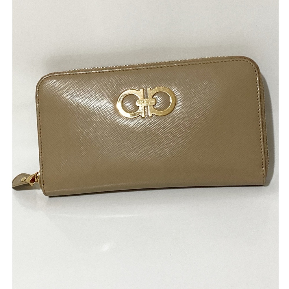 Ferragamo Round Zipper Long Wallet (Model: 22B300)
